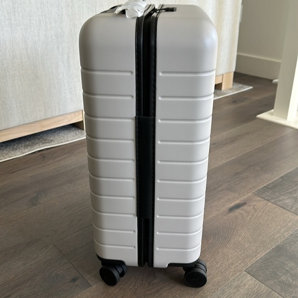 Away The Bigger Carry On in Cloud Gray brand new - Picture 5 of 15